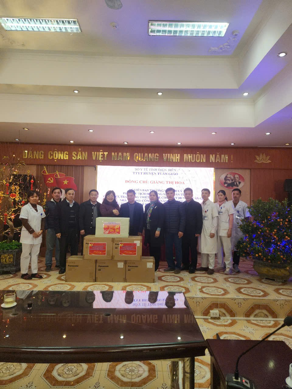 Phó Chủ tịch HĐND tỉnh Giàng Thị Hoa thăm, chúc tết, trao thiết bị khử khuẩn cho Trung tâm Y tế huyện Tuần Giáo