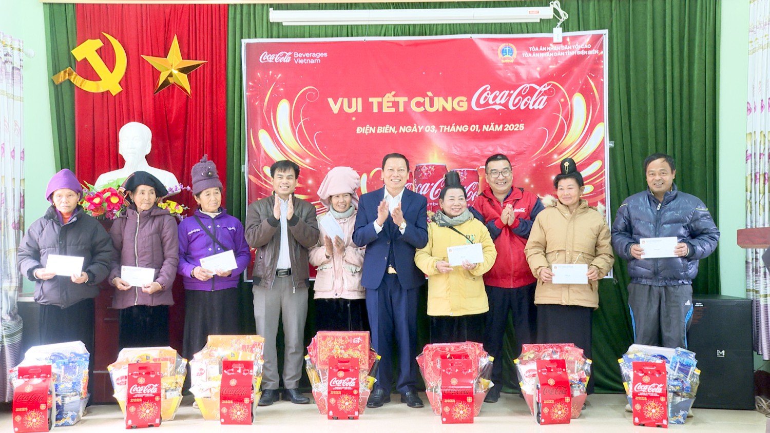 Toà án nhân dân tỉnh trao quà Tết cho hộ nghèo và gắn biển trao tặng nhà tình nghĩa tại xã Chiềng Sinh