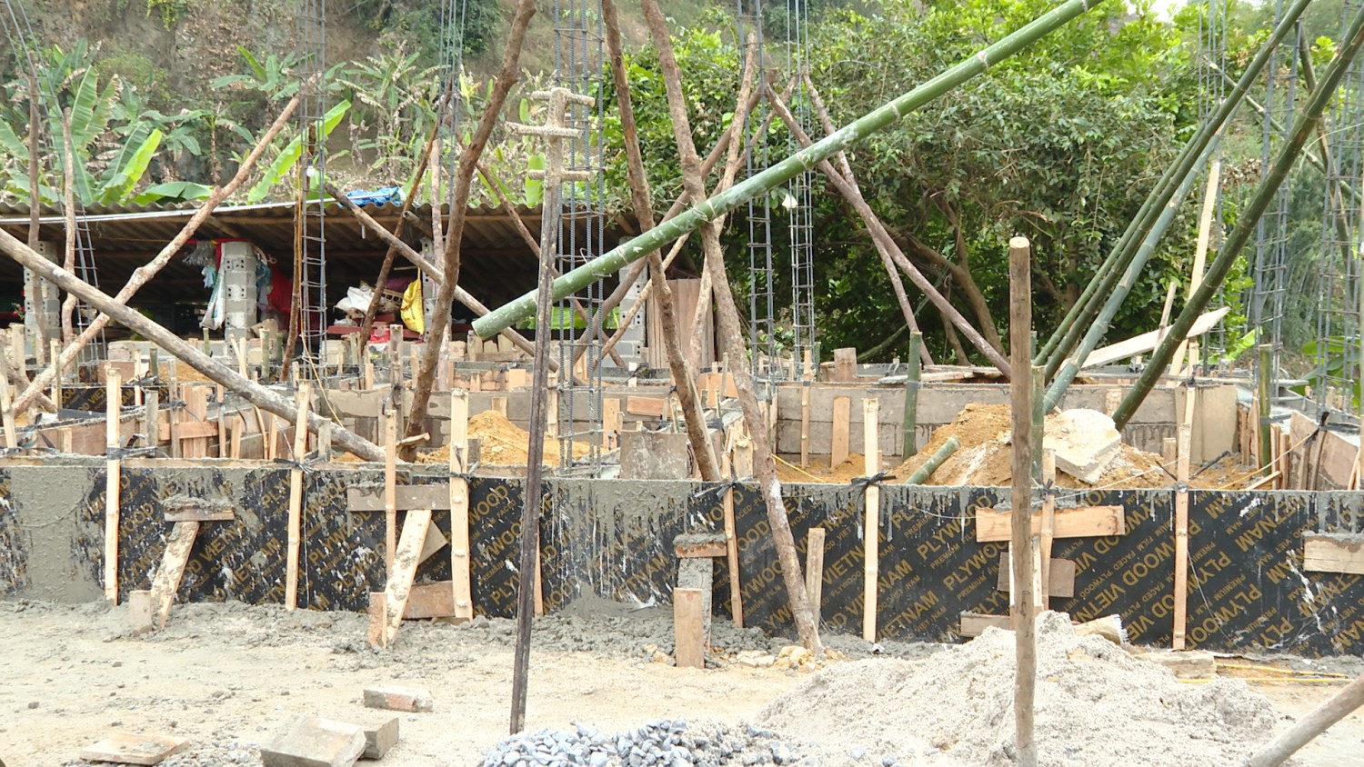 Nhà đang thi công ở bản Cộng, xã Chiềng Đông