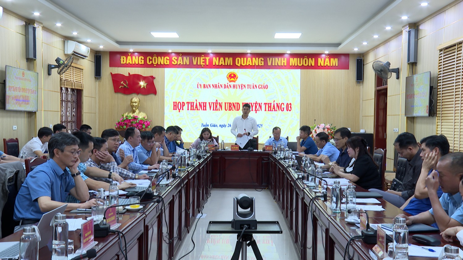 Họp thành viên UBND huyện tháng 3 năm 2025